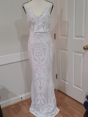 Ricarica Elegant White Lace Evening Gown with Delicate Straps
